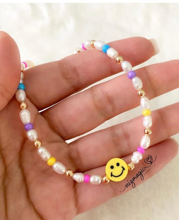 Chic Smile Necklace – Pearls & Pop of Color